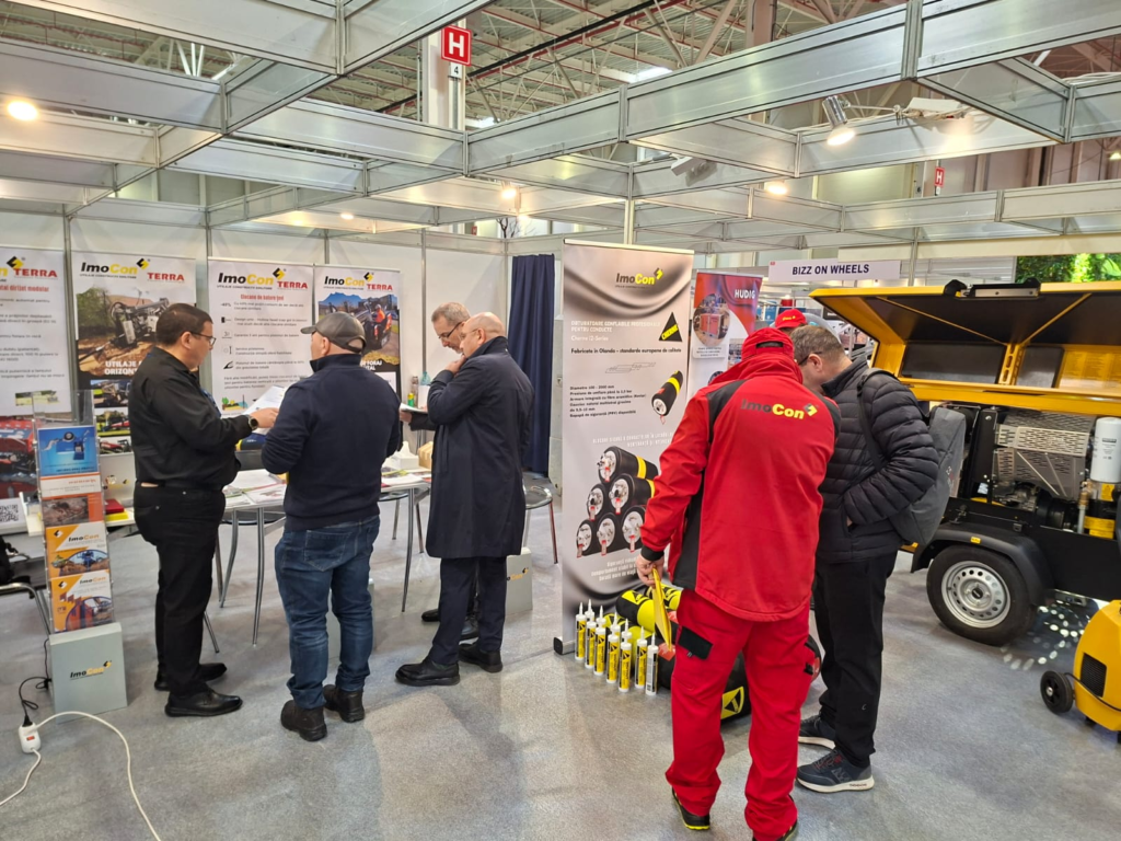 Echipa IMOCON prezentând soluții pentru infrastructură de utilități la Romexpo