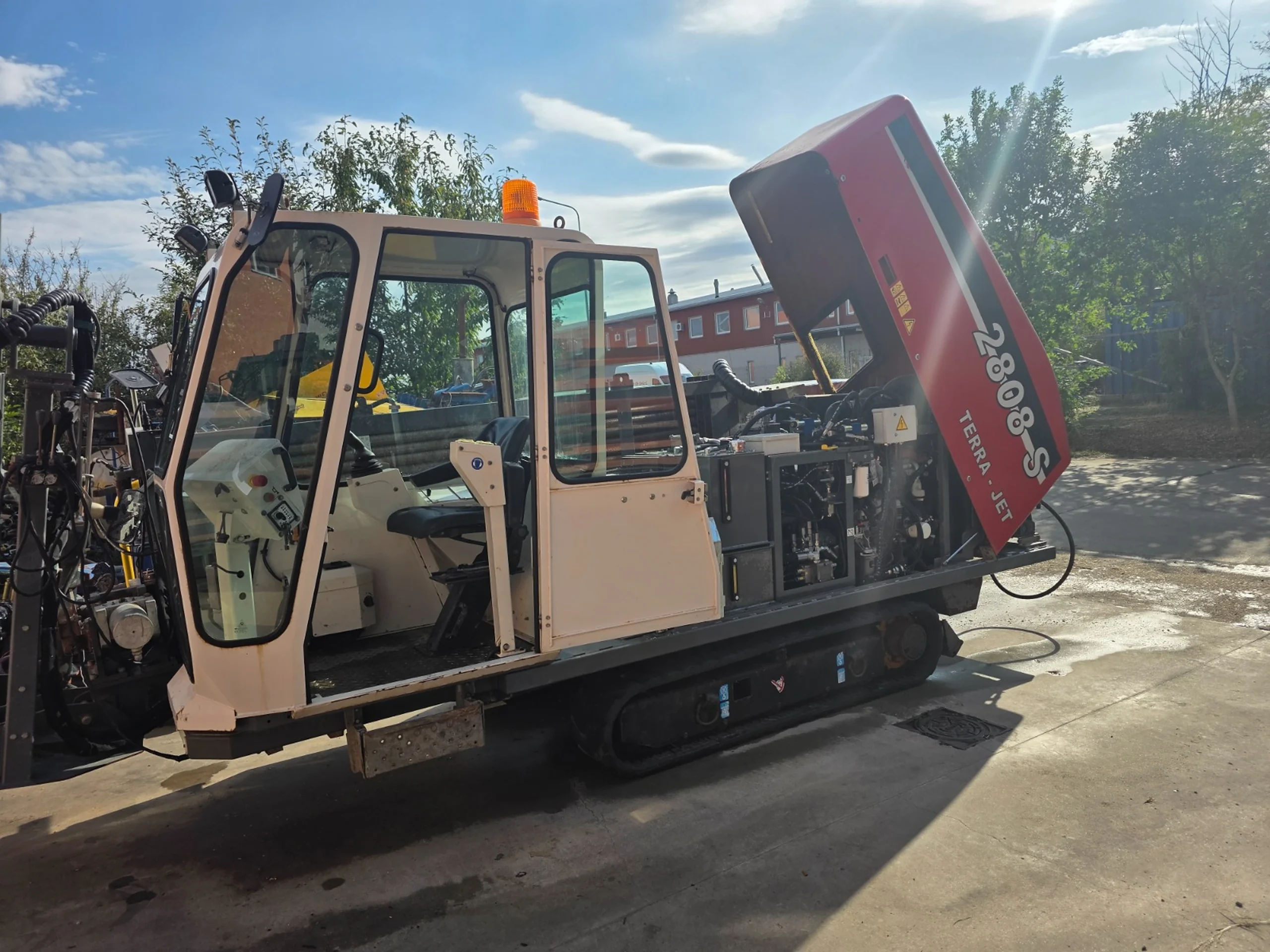 TERRA-JET TJ 2808 S - cabina operatorului